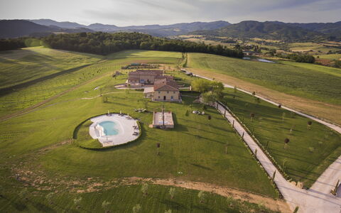 Le Tre Virtù Luxury Relais, Private Pool, Mugello: Plain, Estate, Azienda Agricola, Fotografia Aerea, Visione Globale, Piscina, Villa