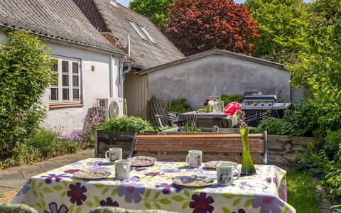Spase - 23Km from the Sea: Arbusto, Casa, Zona Residenziale, Casa, Giardino, Shade, Cortile, Cortile, Vaso Di Fiori