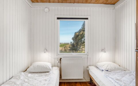Månviva - 250M from the Sea: Legna, Camera Da Letto, Letto, Bedding, Latifoglie, Plank, Telaio Del Letto, Lenzuolo, Color Legno, Pavimento In Legno