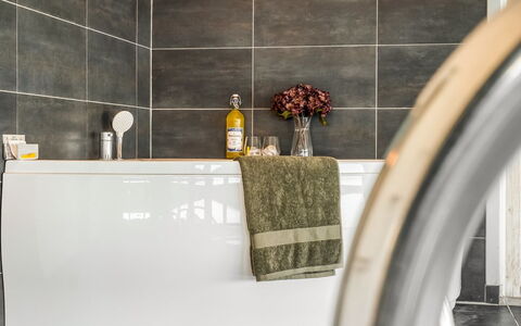 Månviva - 250M from the Sea: Pavimento, Idraulico Fixture, Bagno, Idraulico, Rubinetto, Vasca Da Bagno, Pianta Della Casa, Piastrella