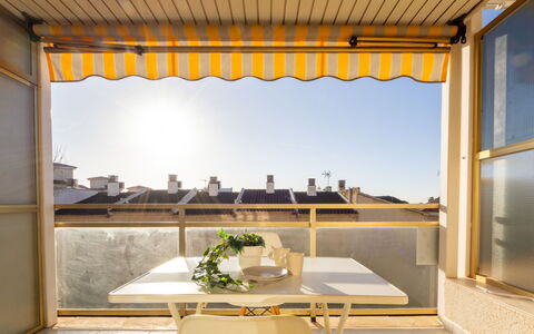 Neptuno: Balcone, Shade, Sedia, Bicchiere, Tenda, Finestra Trattamento, Pianta Della Casa, Eco Hotel