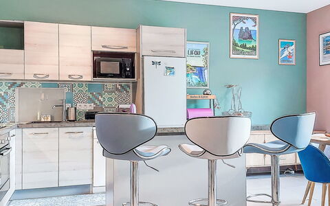 Bienvenue: Mobilia, Interior Design, Pavimentazione, Pavimento, Sedia, Seggiola Da Bar, Cucina, Illuminazione, Camera, Casa