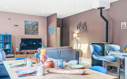 Bienvenue: Mobilia, Interior Design, Pavimentazione, Camera, Sedia, Soffitto, Pavimento, Illuminazione, Soggiorno, Tavolo