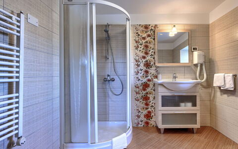 Villa Christina: Interior Design, Pavimentazione, Pavimento, Parete, Legna, Idraulico Fixture, Camera, Mobilia, Bagno, Illuminazione