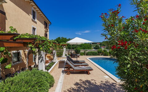 Villa Christina: Piscina, Mobili Da Esterno, Mobilia, Ricorrere, Ombrello, Sedia, Giardino, Estate, Landscaping, Shade