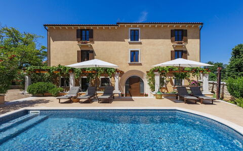 Villa Christina: Piscina, Mobili Da Esterno, Casa, Ricorrere, Estate, Villa, Ombrello, Hacienda, Hotel, Lettino