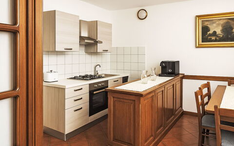 Casa Laura: Pavimentazione, Interior Design, Cabinetry, Legna, Mobilia, Cucina, Pavimento, Controsoffitto, Camera, Credenza