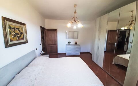 Casa Laura: Letto, Mobilia, Camera Da Letto, Bedding, Interior Design, Pavimento, Lenzuolo, Pavimentazione, Camera, Legna