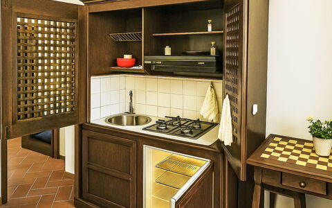 Casa Laura: Legna, Mobilia, Pavimentazione, Interior Design, Cabinetry, Pavimento, Cucina, Camera, Color Legno, Elettrodomestico Da Cucina