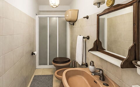 Casa Laura: Bagno, Idraulico Fixture, Lavandino Del Bagno, Toilet Seat, Interior Design, Gabinetto, Pavimentazione, Lavello, Pavimento, Rubinetto