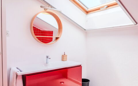 Villa Dos Sobreiros: Soffitto, Idraulico Fixture, Idraulico, Specchio, Bagno, Lampada, Illuminazione Diurna, Lavello