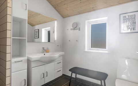 Østmar - 1.3Km from the Sea: Parete, Idraulico Fixture, Pavimentazione, Interior Design, Legna, Lavandino Del Bagno, Pavimento, Lavello, Soffitto, Bagno