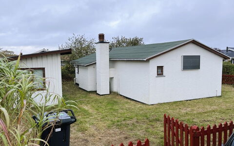 Ginger - 50M from the Sea: Tetto, Casa, Casa, Villetta, Porta, Raccordo, Deck, Portico, Plank, Latifoglie