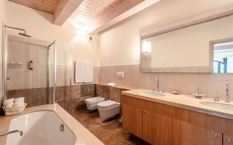 Cignella Resort: Bagno, Lavandino Del Bagno, Pavimentazione, Idraulico Fixture, Interior Design, Lavello, Pavimento, Soffitto, Rubinetto, Mobiletto Del Bagno