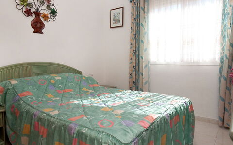 Calpe Calp 971: Camera Da Letto, Camera, Letto, Lenzuolo, Mobilia, Proprietà, Telaio Del Letto, Bedding, Bed Gonna, Copripiumino