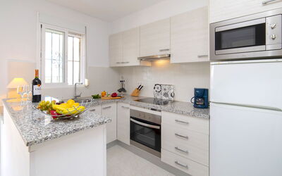 Imperial Park 971.7: Controsoffitto, Cabinetry, Proprietà, Finestra, Cucina Stufa, Cucina, Rubinetto, Lavello, Elettrodomestico Da Cucina, Interior Design