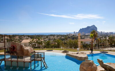 Calpe Calp 971: Acqua, Cielo, Proprietà, Piscina, Azzurro, Nube, Località Balneare, Mobili Da Esterno, Pianta, Albero