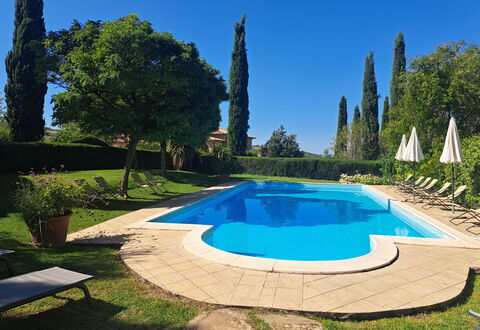 Podere Peteglia: Piscina, Blu, Ricorrere, Giardino, Estate, Eco Hotel, Landscaping, Shade, Hacienda, Terme