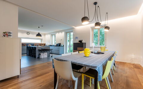 Cuadrat: Mobilia, Interior Design, Pavimentazione, Lampada, Legna, Cucina & Sala Da Pranzo Tavolo, Soffitto, Sedia, Sala Da Pranzo, Tavolo