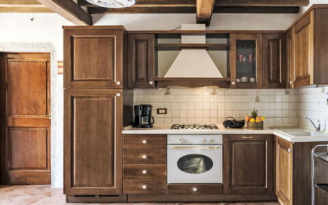 Il Cottage Roccaio: Legna, Cucina, Mobilia, Cabinetry, Interior Design, Apparecchio Major, Pavimentazione, Elettrodomestico Da Cucina, Controsoffitto, Credenza