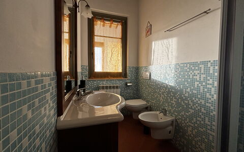 La Casa nel Bosco: Pavimentazione, Idraulico Fixture, Lavandino Del Bagno, Pavimento, Interior Design, Bagno, Idraulico, Lavello, Rubinetto, Piastrella