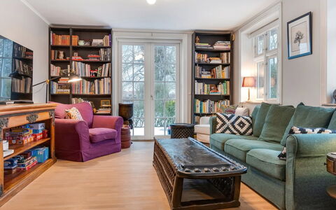 Edla - 5Km from the Sea: Mobilia, Interior Design, Divano, Pavimentazione, Libreria, Pavimento, Soggiorno, Legna, Camera, Soffitto