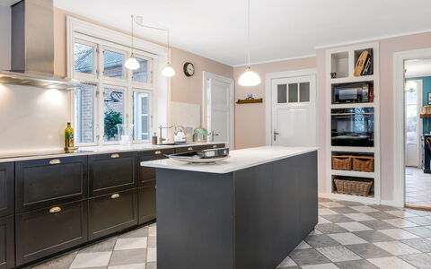 Edla - 5Km from the Sea: Cabinetry, Cucina, Interior Design, Pavimentazione, Elettrodomestico Da Cucina, Casa, Controsoffitto, Pavimento, Soffitto, Credenza