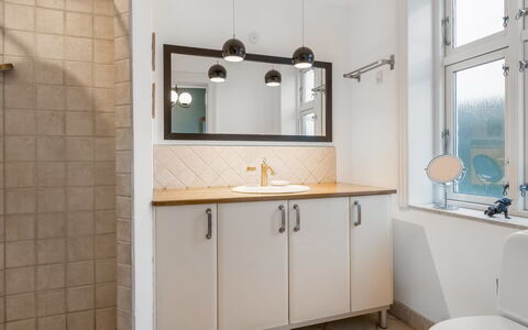 Edla - 5Km from the Sea: Idraulico Fixture, Interior Design, Pavimentazione, Bagno, Parete, Specchio, Lavandino Del Bagno, Pavimento, Lavello, Rubinetto