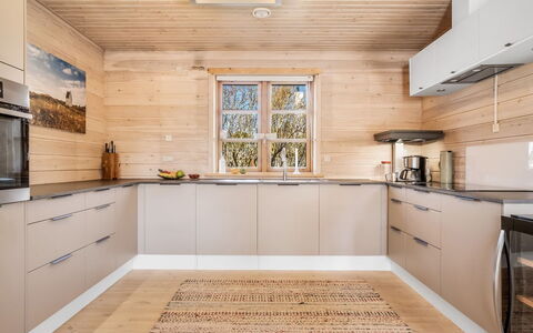 Uolevi - 1.1Km from the Sea: Legna, Pavimentazione, Cucina, Pavimento In Legno, Pavimento, Controsoffitto, Interior Design, Cabinetry, Casa, Soffitto