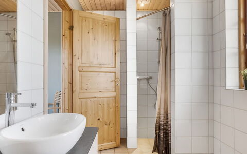 Uolevi - 1.1Km from the Sea: Pavimentazione, Interior Design, Idraulico Fixture, Pavimento, Parete, Legna, Bagno, Lavandino Del Bagno, Lavello, Soffitto