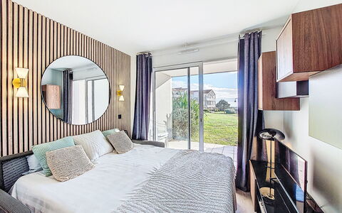 Garden and Sea- Appt T2 Moderne, Vue Mer: Interior Design, Mobilia, Letto, Camera Da Letto, Pavimentazione, Pavimento, Soffitto, Tessile, Casa, Lenzuolo