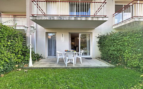 Le Clos de la Corderie: Balcone, Giardino, Prato, Shade, Cortile, Backyard, Landscaping, Portico, Hacienda, Villa