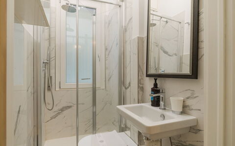 Sea Escape: Interior Design, Pavimentazione, Pavimento, Idraulico Fixture, Bagno, Casa, Lavello, Idraulico, Specchio, Camera