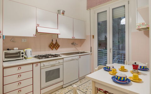 Sea Escape: Pavimentazione, Apparecchio Major, Cucina, Legna, Interior Design, Pavimento, Elettrodomestico Da Cucina, Controsoffitto, Camera, Mobilia