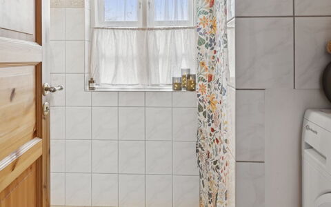 Holmfridur - 1.1Km from the Sea: Piastrella, Mosaico, Idraulico Fixture, Ceramica, Bagno