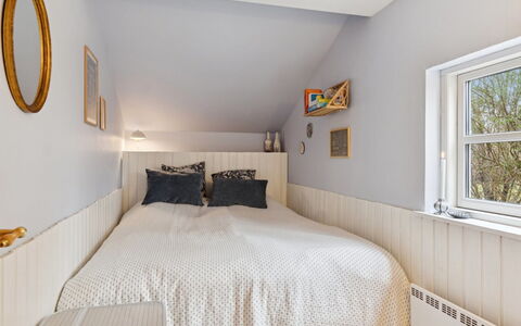Holmfridur - 1.1Km from the Sea: Camera Da Letto, Letto, Parete, Interior Design, Legna, Bedding, Pavimento, Pavimentazione, Soffitto, Lenzuolo