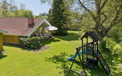 Holmfridur - 1.1Km from the Sea: Erba, Casa, Arbusto, Villetta, Casa, Giardino, Tetto, Prato, Lotto, Groundcover