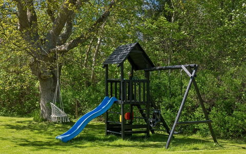 Holmfridur - 1.1Km from the Sea: Campo Da Giuoco, Attrezzatura Giochi All'Aperto, Scivolo, Giardino, Prato, Terreno Di Gioco, Giocare, Backyard, Bambino, Parco