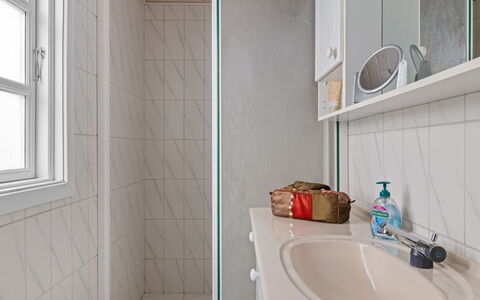 Lenya - 60M from the Sea: Parete, Pavimentazione, Interior Design, Idraulico Fixture, Pavimento, Bagno, Idraulico, Lavello, Soffitto, Camera