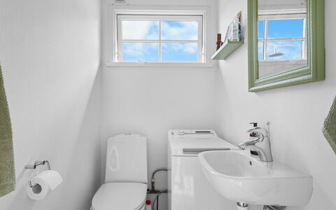 Lenya - 60M from the Sea: Toilet Seat, Idraulico Fixture, Bagno, Gabinetto, Lavello, Pavimentazione, Pavimento, Rubinetto, Idraulico, Interior Design