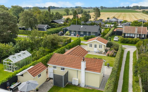 Lenya - 60M from the Sea: Zona Residenziale, Casa, Tetto, Casa, Lotto, Sobborgo, Estate, Landscaping, Villetta, Giardino