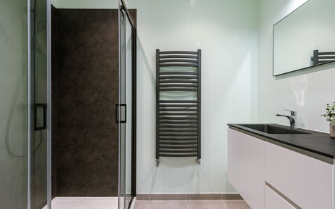 Trondjhem with Seaview: Interior Design, Idraulico Fixture, Pavimentazione, Bagno, Pavimento, Mobiletto Del Bagno, Idraulico, Rubinetto, Piastrella, Doccia