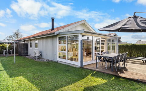 Edeltraud - 100M from the Sea: Mobilia, Legna, Interior Design, Pavimentazione, Pavimento, Sedia, Camera, Soffitto, Soggiorno, Appartamento