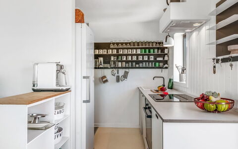 Sointu - 300M from the Sea: Cucina, Elettrodomestico Da Cucina, Controsoffitto, Apparecchio Major, Interior Design, Cabinetry, Mobilia, Elettrodomestico, Pavimentazione, Camera