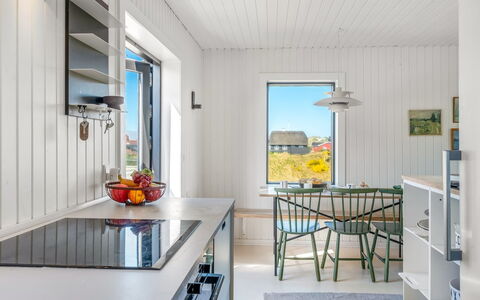 Sointu - 300M from the Sea: Legna, Cucina, Interior Design, Controsoffitto, Pavimentazione, Casa, Soffitto, Elettrodomestico Da Cucina, Lampada, Apparecchio Major