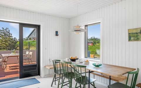 Sointu - 300M from the Sea: Legna, Mobilia, Cucina & Sala Da Pranzo Tavolo, Tavolo, Interior Design, Pavimentazione, Sala Da Pranzo, Sedia, Pavimento, Soffitto