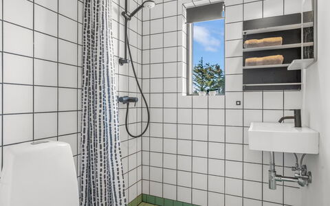 Sointu - 300M from the Sea: Idraulico Fixture, Bagno, Pavimentazione, Gabinetto, Pavimento, Interior Design, Idraulico, Toilet Seat, Piastrella, Lavello