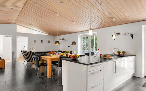 Sod - 3.2Km from the Sea: Legna, Soffitto, Pavimentazione, Interior Design, Lampada, Pavimento, Illuminazione, Mobilia, Controsoffitto, Cucina