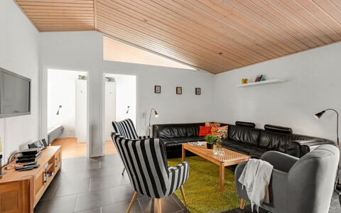 Sod - 3.2Km from the Sea: Mobilia, Legna, Interior Design, Pavimentazione, Pavimento, Sedia, Camera, Soffitto, Soggiorno, Appartamento