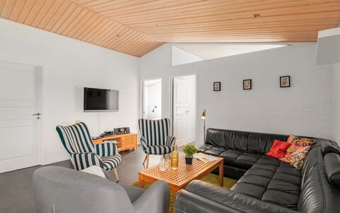 Sod - 3.2Km from the Sea: Mobilia, Legna, Interior Design, Pavimentazione, Pavimento, Sedia, Camera, Soffitto, Soggiorno, Appartamento